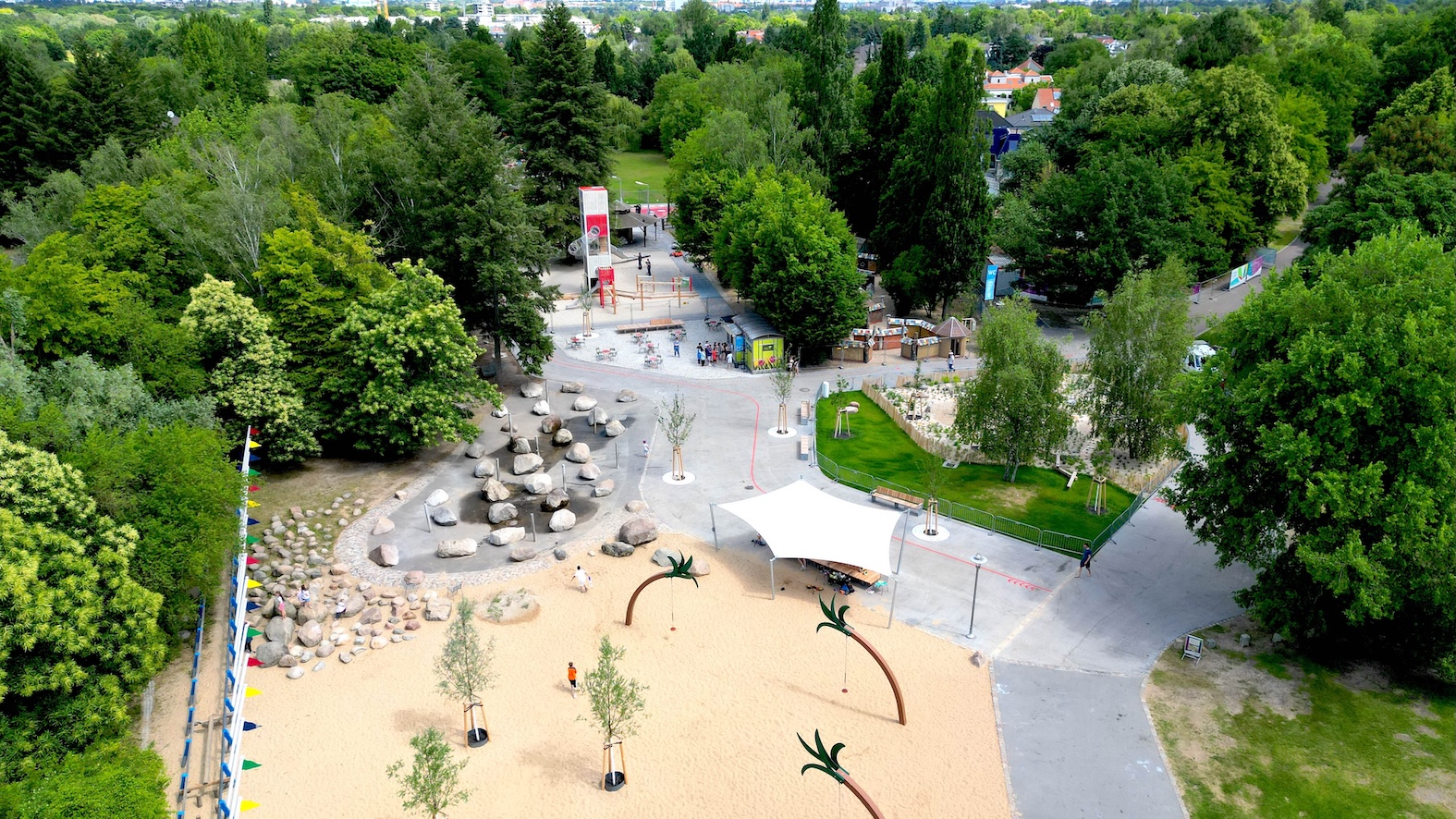 hochC-landschaftsarchitektur-berlin-britzergarten-wuestenspielplatz-wasserspiel.jpg